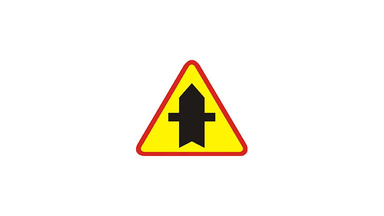 Znak A-6a. Skrzyżowanie z drogą podporządkowaną występującą po obu stronach