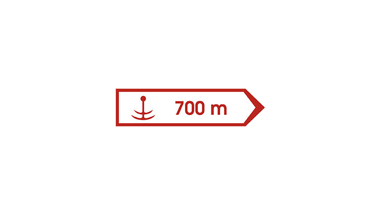 Znak E- 7. Drogowskaz do przystani wodnej lub żeglugi.