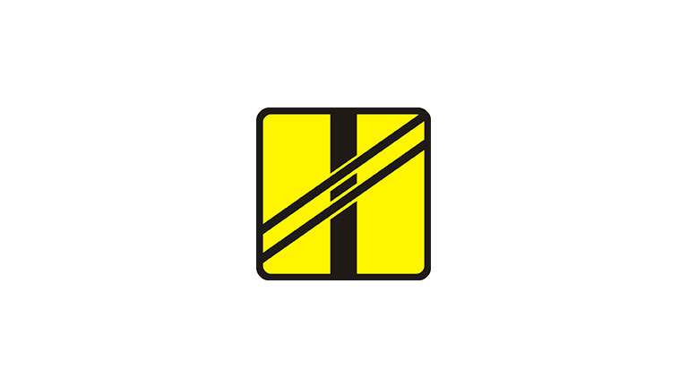 T-7: tabliczka wskazująca układ torów i drogi na przejeździe