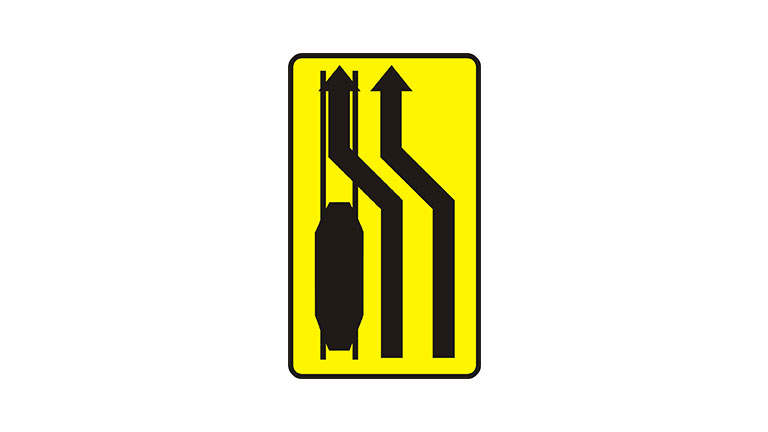 T-8: tabliczka wskazująca miejsce, w którym ruch pojazdów został skierowany na tory tramwajowe