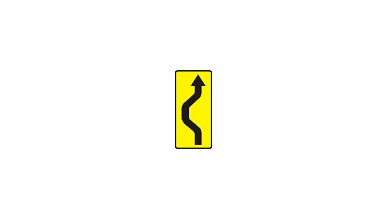 T-18: tabliczka wskazująca nieoczekiwaną zmianę kierunku ruchu o przebiegu wskazanym na tabliczce